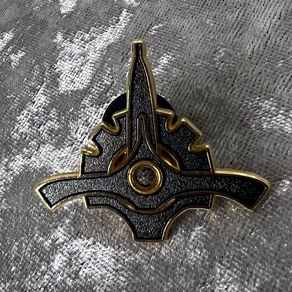 Disney pin collectors trading pins sparkle grey gold Disney parks merchandise - Picture 1 of 7